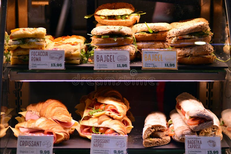 Tiro brillante de hamburguesas, de anillos de espuma y de bocadillos en un café de Starbucks Escaparate brillante de la comida r? foto de archivo libre de regalías Tiro brillante de hamburguesas, de anillos de espuma y de bocadillos en un café de Starbucks Escaparate brillante de la comida r? foto de archivo libre de regalías