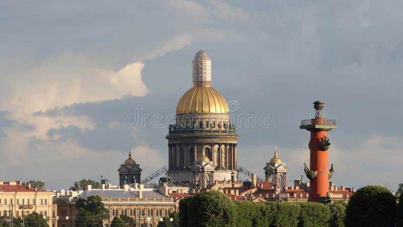 Tiro cercano de la catedral y de la columna rostral - St Petersburg, Rusia de Isaac almacen de video