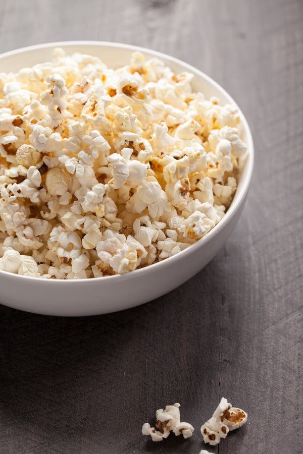 Tiro Cercano De Olive Oil Popped Popcorn Imagen de archivo Imagen de