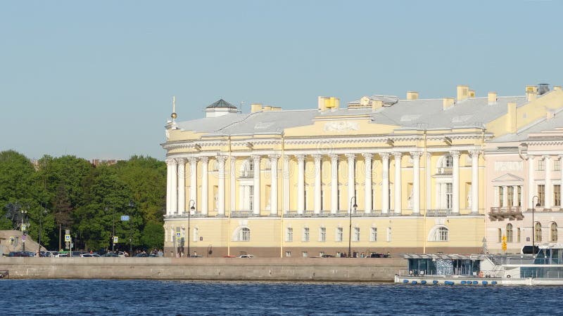 Tiro cercano del edificio del senado y del s? nodo y el r? o de Neva - St Petersburg, Rusia almacen de metraje de vídeo