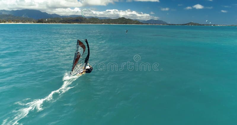 Tiro corto de windsurfista en agua turquesa a cámara lenta de color degradado metrajes