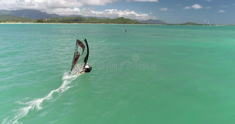 Tiro corto de windsurfista en movimiento lento de agua turquesa almacen de metraje de vídeo