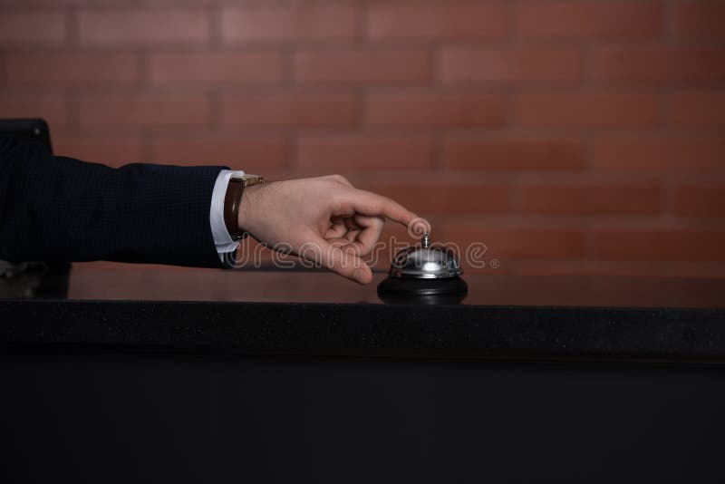tiro cosechado de la campana de sonido del hombre de negocios en el hotel fotos de archivo tiro cosechado de la campana de sonido del hombre de negocios en el hotel fotos de archivo