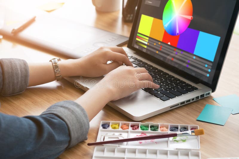 Tiro cosechado de un diseñador gráfico usando el ordenador en su trabajo encendido imagen de archivo libre de regalías Tiro cosechado de un diseñador gráfico usando el ordenador en su trabajo encendido imagen de archivo libre de regalías