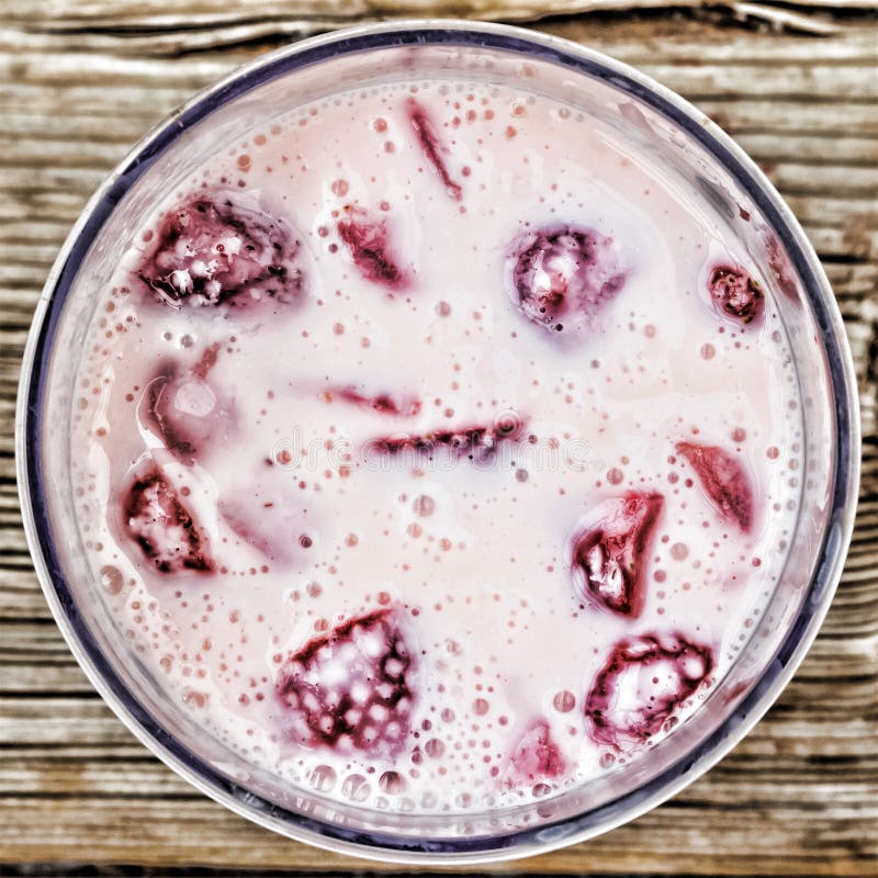 Tiro cuadrado Smoothies de la fresa, detox de la fresa, batido de leche delicioso de la fresa en fondo de madera Fresa fría fresc imagen de archivo Tiro cuadrado Smoothies de la fresa, detox de la fresa, batido de leche delicioso de la fresa en fondo de madera Fresa fría fresc imagen de archivo