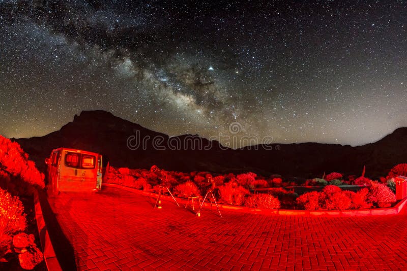 Tiro das estrelas e da Via Látea no céu da altura através da lente de olho dos peixes Dois telescópios prontos para a observação fotografia de stock Tiro das estrelas e da Via Látea no céu da altura através da lente de olho dos peixes Dois telescópios prontos para a observação fotografia de stock