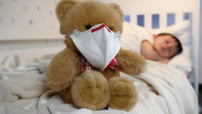 Tiro De Advertencia Del Niño Que Duerme Y Del Oso De Peluche Con Máscara O  Respirador Médico Protector. Concepto De Virus Infantil Almacen De Video -  Vídeo de interior, temperatura: 221542469