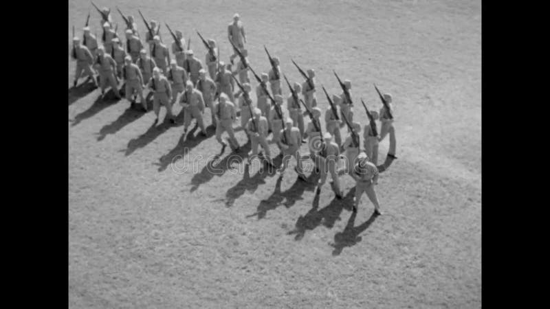 Tiro de alto ángulo de los soldados que marchan en la base del ejército almacen de video