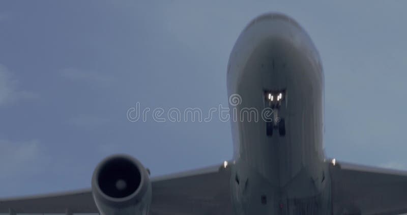 Tiro de arriba impresionante del aterrizaje del Jumbo