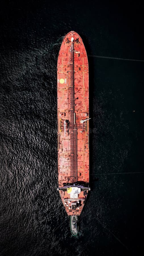 Tiro de arriba de una nave grande del portador del envase en el agua con texturas hermosas foto de archivo libre de regalías Tiro de arriba de una nave grande del portador del envase en el agua con texturas hermosas foto de archivo libre de regalías