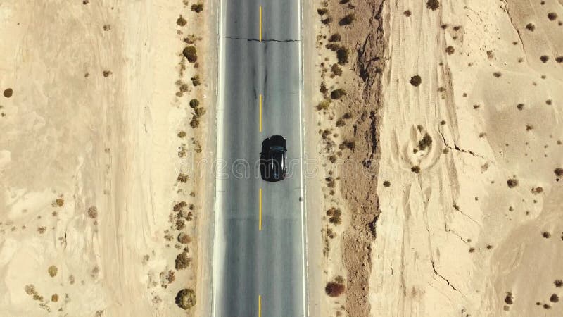 Tiro de drone do veículo em movimento na autoestrada