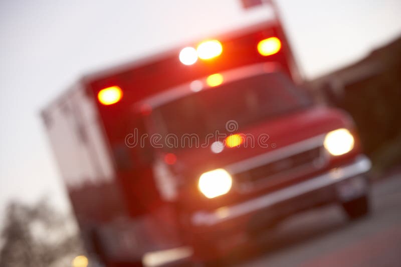 Tiro Defocused da ambulância em uma rua da cidade imagens de stock Tiro Defocused da ambulância em uma rua da cidade imagens de stock
