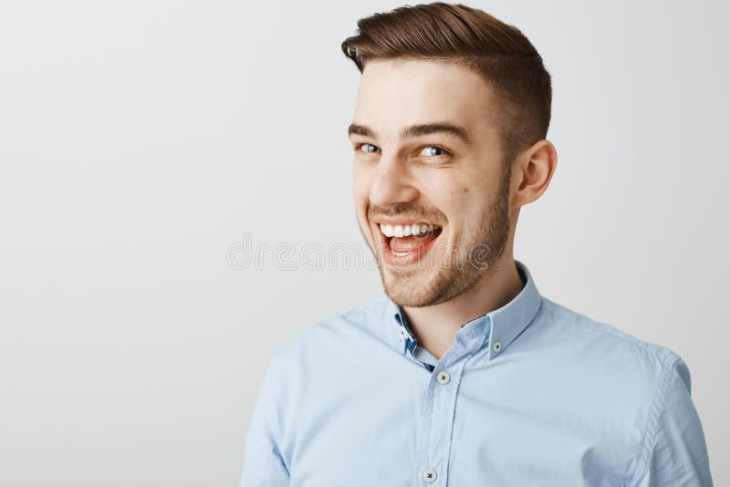 Tiro del estudio del individuo hermoso misterioso divertido con la cerda y el corte de pelo elegante que hace alusión algo sonris fotografía de archivo Tiro del estudio del individuo hermoso misterioso divertido con la cerda y el corte de pelo elegante que hace alusión algo sonris fotografía de archivo