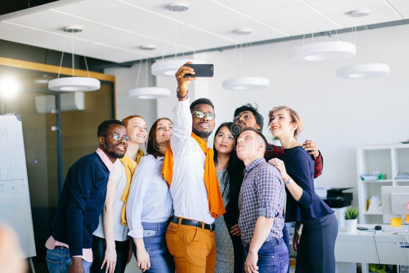 Tiro di foto della gioventù allegra della corsa mista fotografia stock libera da diritti Tiro di foto della gioventù allegra della corsa mista fotografia stock libera da diritti