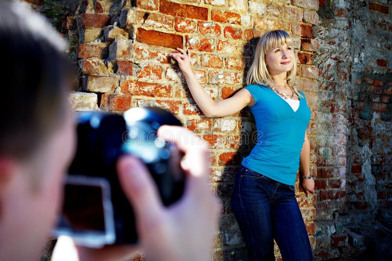 Tiro di foto romantico con la donna fotografia stock Tiro di foto romantico con la donna fotografia stock