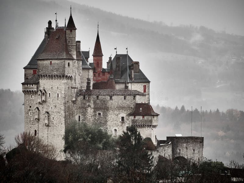 Tiro do castelo Menthon St Bernard, um castelo histórico perto de Annecy imagens de stock Tiro do castelo Menthon St Bernard, um castelo histórico perto de Annecy imagens de stock