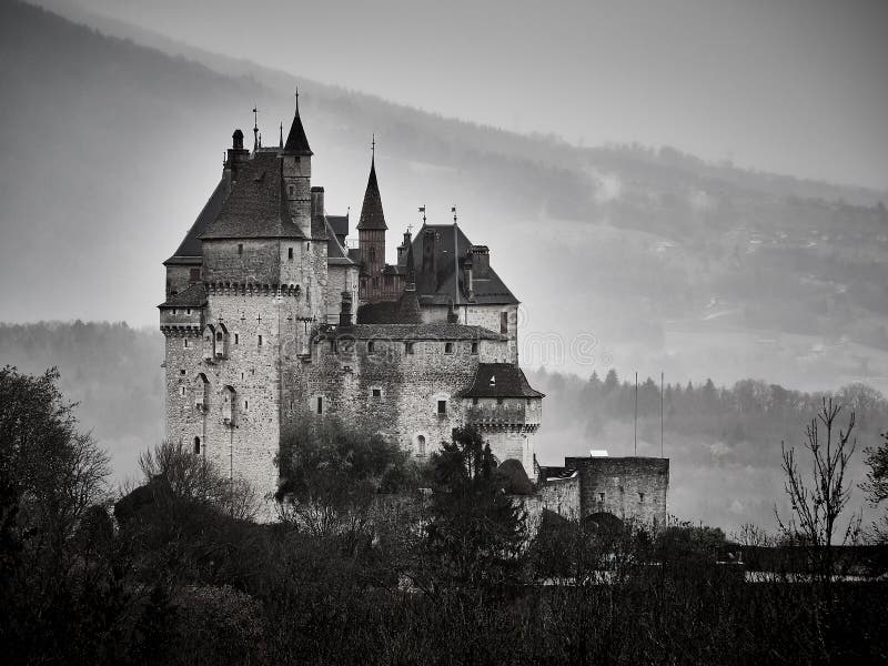 Tiro do castelo Menthon St Bernard, um castelo histórico perto de Annecy fotografia de stock Tiro do castelo Menthon St Bernard, um castelo histórico perto de Annecy fotografia de stock