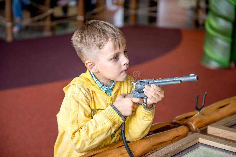 Foto de Arma De Brinquedo De Crianças Negras Armas De Brinquedo e mais  fotos de stock de Alegria - iStock