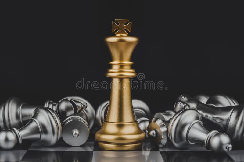 Jogo De Tabuleiro De Xadrez Com Rei Dourado E Peças De Xadrez Prateadas Na  Competição De Jogo De Tabuleiro De Xadrez Com Mana De F Foto de Stock -  Imagem de investimento