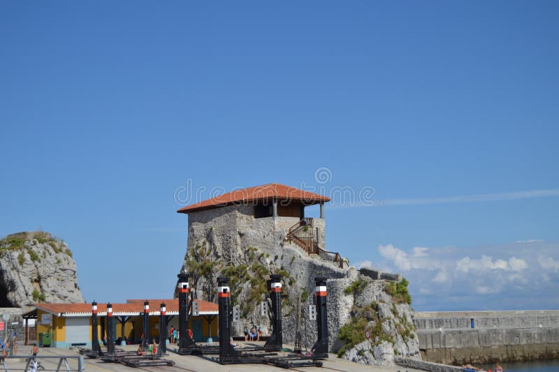 Tiro hermoso de la ermita de Santa Ana On The Promenade In Castro-Urdiales 27 de agosto de 2013 Castro-Urdiales, Cantabria, Españ imagen de archivo libre de regalías Tiro hermoso de la ermita de Santa Ana On The Promenade In Castro-Urdiales 27 de agosto de 2013 Castro-Urdiales, Cantabria, Españ imagen de archivo libre de regalías
