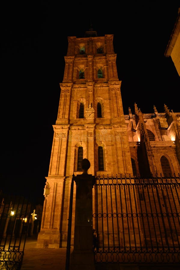 Tiro hermoso de la noche del campanario de la catedral en Astorga Arquitectura, historia, Camino de Santiago, viaje, noche Photog fotografía de archivo libre de regalías Tiro hermoso de la noche del campanario de la catedral en Astorga Arquitectura, historia, Camino de Santiago, viaje, noche Photog fotografía de archivo libre de regalías