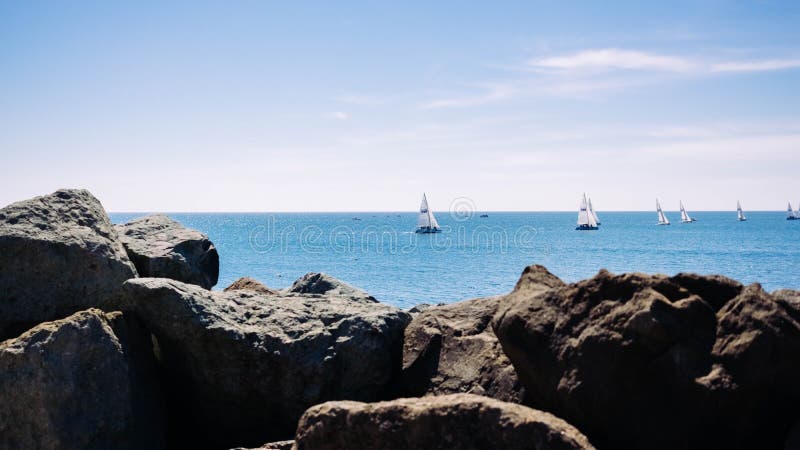 Tiro hermoso del mar con los barcos fotos de archivo libres de regalías Tiro hermoso del mar con los barcos fotos de archivo libres de regalías