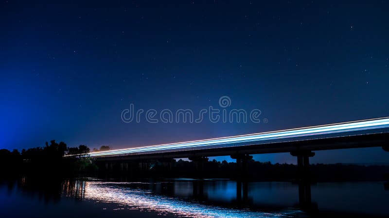 Tiro largo de la exposición del tren en el puente en la noche fotografía de archivo libre de regalías Tiro largo de la exposición del tren en el puente en la noche fotografía de archivo libre de regalías