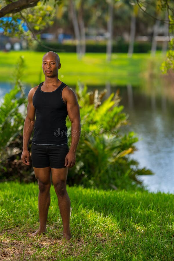 Tiro lleno del cuerpo de un modelo de la aptitud por el parque del lago fotos de archivo