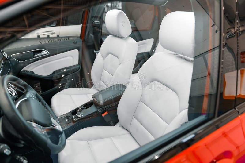 Tiro luxuoso do ângulo interior do carro imagem de stock royalty free Tiro luxuoso do ângulo interior do carro imagem de stock royalty free