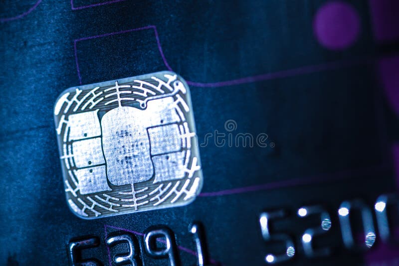 Tiro macro com a Blue Chip velha de cartão de crédito imagens de stock royalty free Tiro macro com a Blue Chip velha de cartão de crédito imagens de stock royalty free
