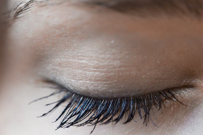 Tiro macro do olho bonito da mulher fechado fotografia de stock Tiro macro do olho bonito da mulher fechado fotografia de stock