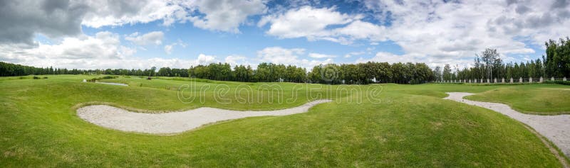 Tiro panorámico hermoso del campo de golf en el día soleado fotografía de archivo libre de regalías Tiro panorámico hermoso del campo de golf en el día soleado fotografía de archivo libre de regalías
