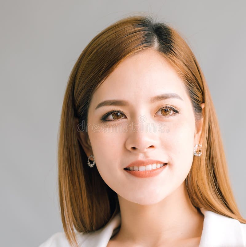 Tiro principal del retrato de la mujer asiática joven hermosa que parece hacia fuera lateral fotos de archivo libres de regalías Tiro principal del retrato de la mujer asiática joven hermosa que parece hacia fuera lateral fotos de archivo libres de regalías