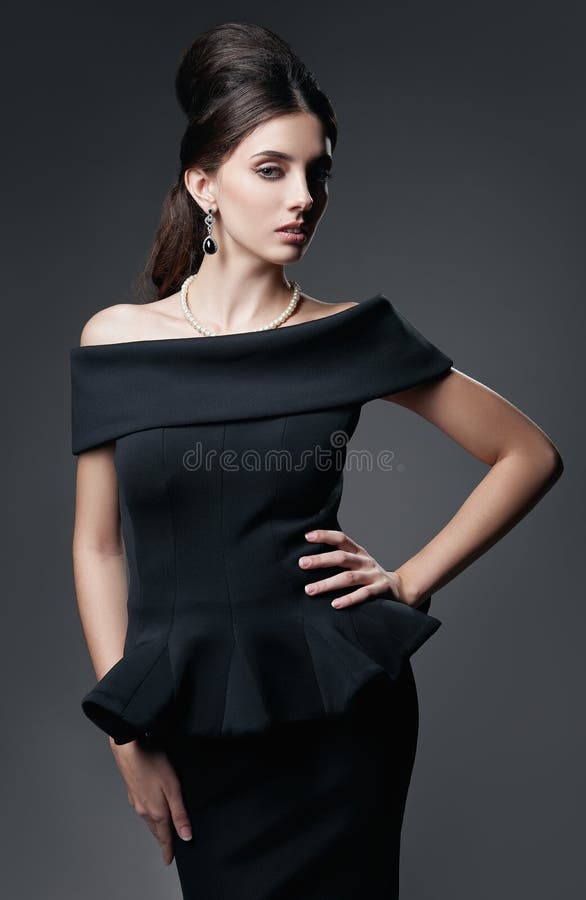 Tiro retro: mujer joven hermosa en estudio Retrato del vintage de la muchacha preciosa en el estilo 60s Señora elegante aristocrá imagenes de archivo Tiro retro: mujer joven hermosa en estudio Retrato del vintage de la muchacha preciosa en el estilo 60s Señora elegante aristocrá imagenes de archivo