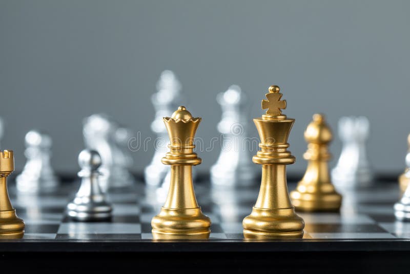 Posi??o Da Rainha E Queda De Prata Do Rei Do Ouro Foto de Stock - Imagem de  xadrez, tabuleiro: 149506434