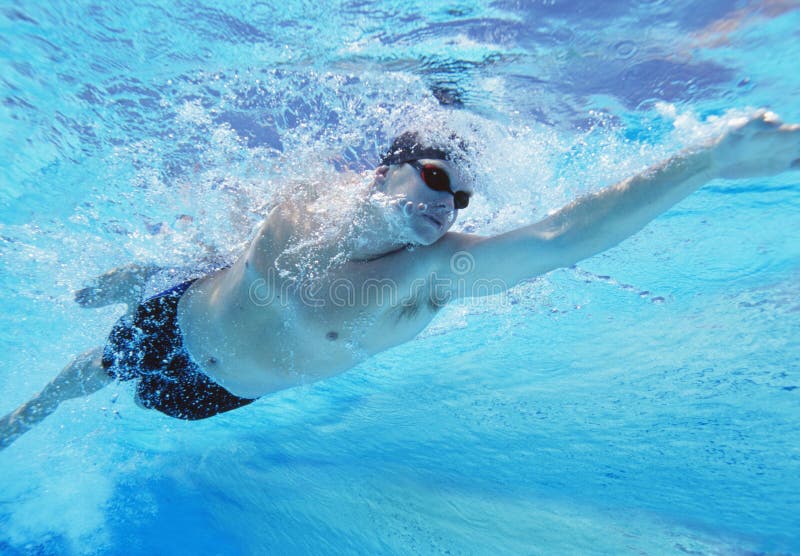 Tiro subacuático de la natación masculina profesional del atleta en piscina