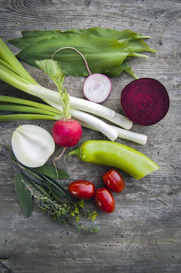 Tiro superior, cierre para arriba de la primavera joven colorida que cosecha recientemente, verduras frescas orgánicas, crujiente fotos de archivo Tiro superior, cierre para arriba de la primavera joven colorida que cosecha recientemente, verduras frescas orgánicas, crujiente fotos de archivo