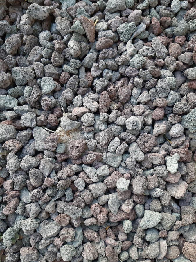 Tiro vertical de piedras pequeñas en el suelo imagen de archivo
