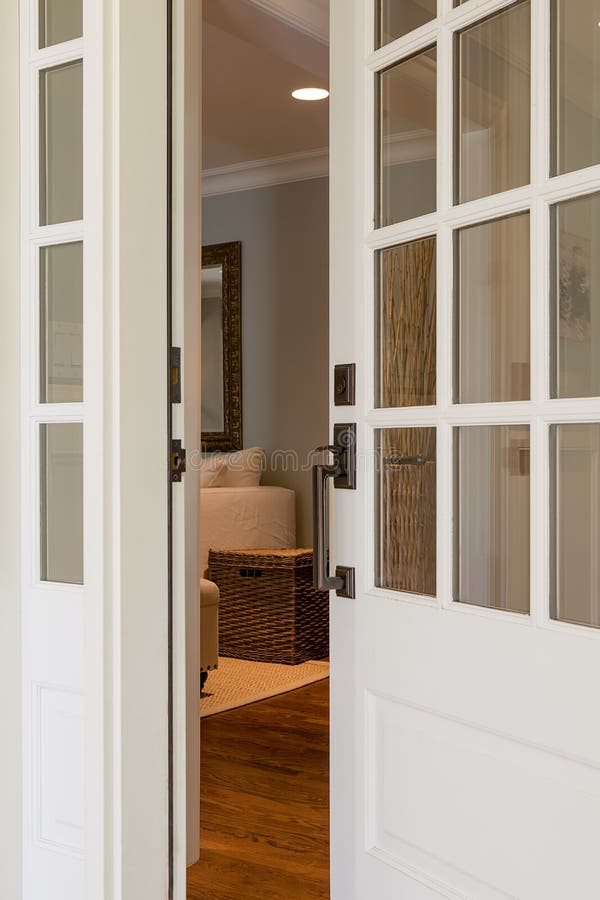 Fotografia vertical de uma porta da frente aberta, de madeira imagem de stock