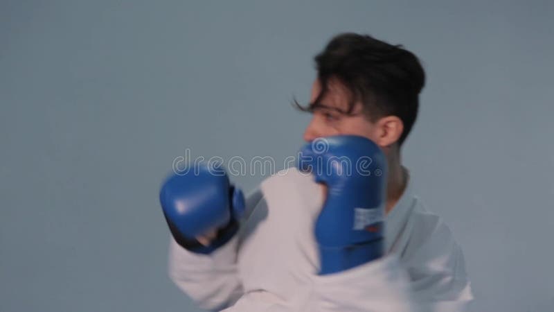 Tirocinio femminile in palestra. kimono bianco femmina dimostra la tecnica del karate. concetto di arte marziale