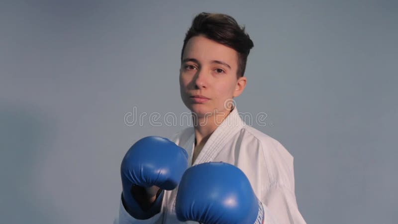 Tirocinio femminile in palestra. kimono bianco femmina dimostra la tecnica del karate. concetto di arte marziale