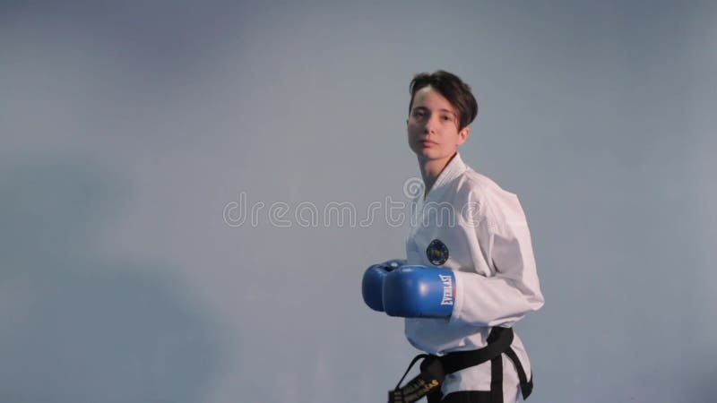 Tirocinio femminile in palestra. kimono bianco femmina dimostra la tecnica del karate. concetto di arte marziale