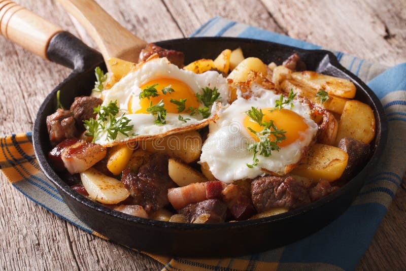 Tiroler Gebratene Kartoffeln Mit Fleisch, Speck Und Eiern in Einer ...