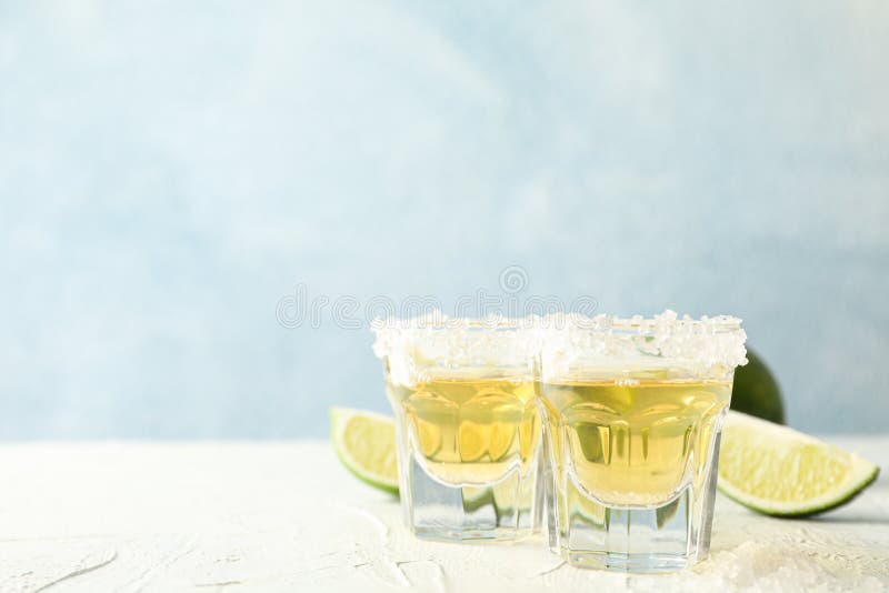 Tiros del Tequila con las rebanadas de la sal y de la cal fotografía de archivo Tiros del Tequila con las rebanadas de la sal y de la cal fotografía de archivo