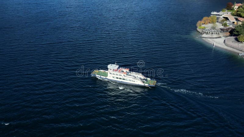 Tiroteio de drones com partida de um barco a ferryboat da linha costeira