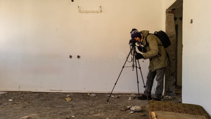 Tiroteo del fotógrafo en un apartamento abandonado arruinado imagen de archivo Tiroteo del fotógrafo en un apartamento abandonado arruinado imagen de archivo