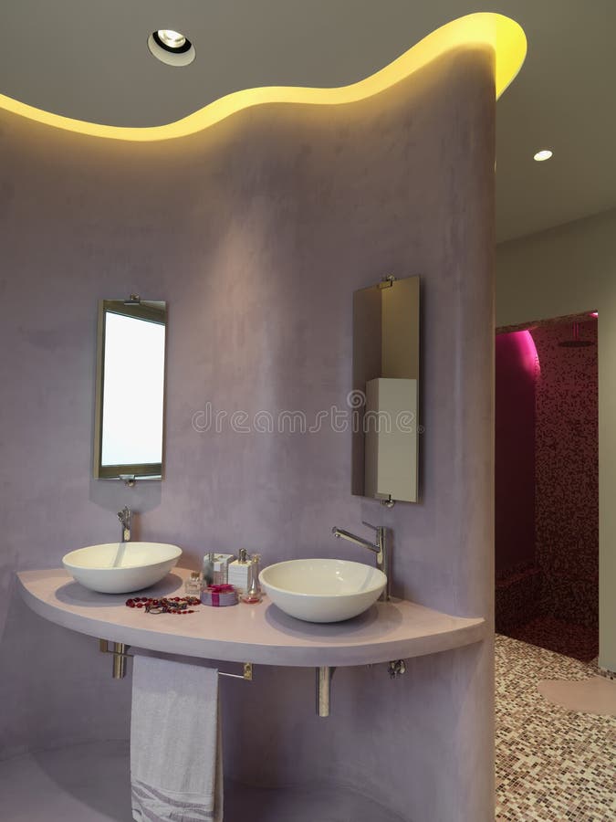 Tirs d'intérieurs d'une salle de bains moderne dans le premier plan les lavabos de plan de travail à l'arrière-plan le compartime photos stock Tirs d'intérieurs d'une salle de bains moderne dans le premier plan les lavabos de plan de travail à l'arrière-plan le compartime photos stock