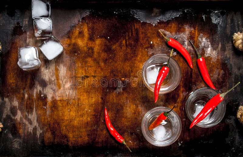 Tirs de vodka avec le poivre de piment photographie stock libre de droits Tirs de vodka avec le poivre de piment photographie stock libre de droits