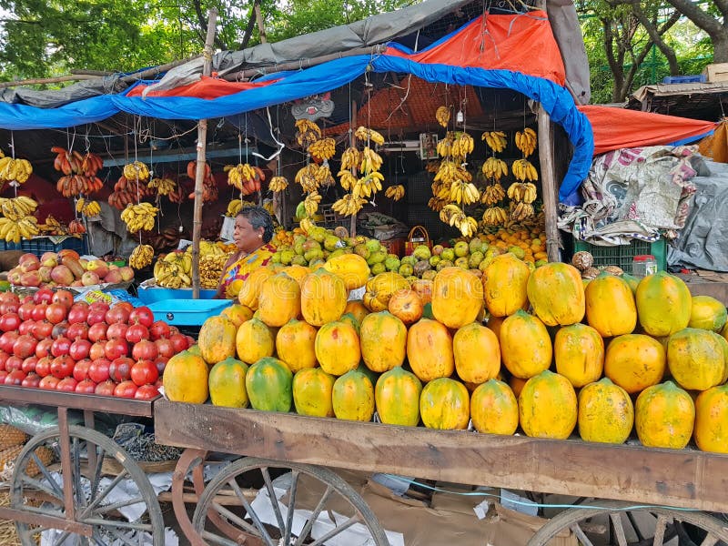Tiruvanamalai, India - 19 december 2019: Fruitverkoper in de straten van Tiruvanamalai in India stock afbeeldingen Tiruvanamalai, India - 19 december 2019: Fruitverkoper in de straten van Tiruvanamalai in India stock afbeeldingen