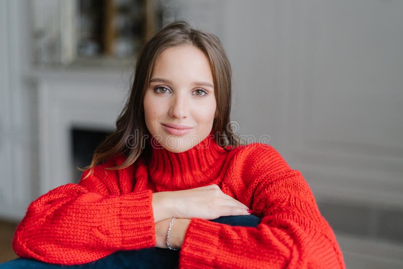 Tiré de la jeune fille agréable à regarder de brune a le bon repos à la maison, regarde directement l'appareil-photo, a la peau s photos stock Tiré de la jeune fille agréable à regarder de brune a le bon repos à la maison, regarde directement l'appareil-photo, a la peau s photos stock